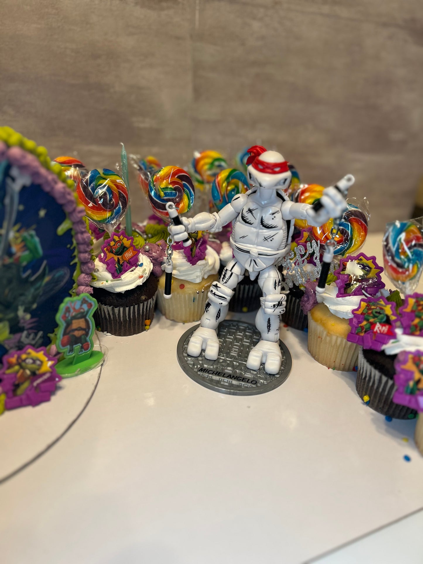 Teenage Mutant Ninja Turtles Sideways Cake Set with Cupcakes & Action Figure