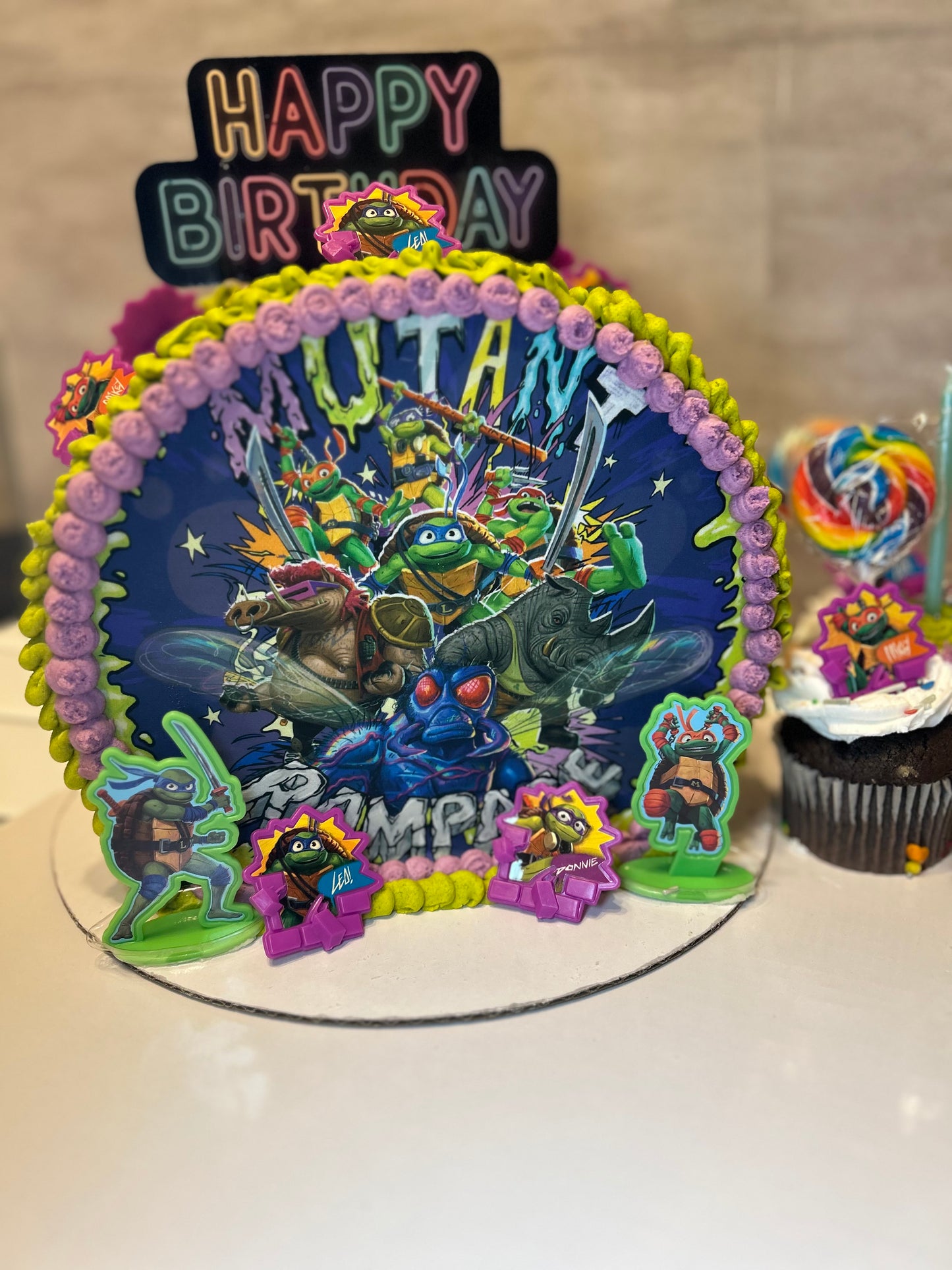 Teenage Mutant Ninja Turtles Sideways Cake Set with Cupcakes & Action Figure