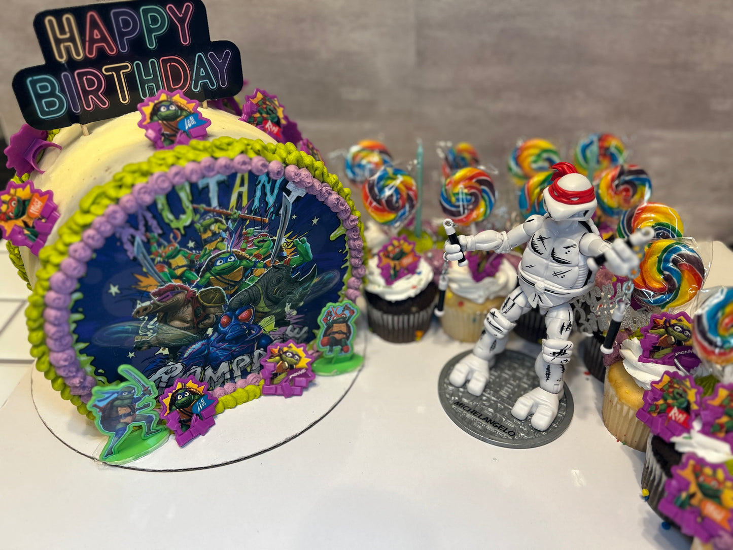 Teenage Mutant Ninja Turtles Sideways Cake Set with Cupcakes & Action Figure